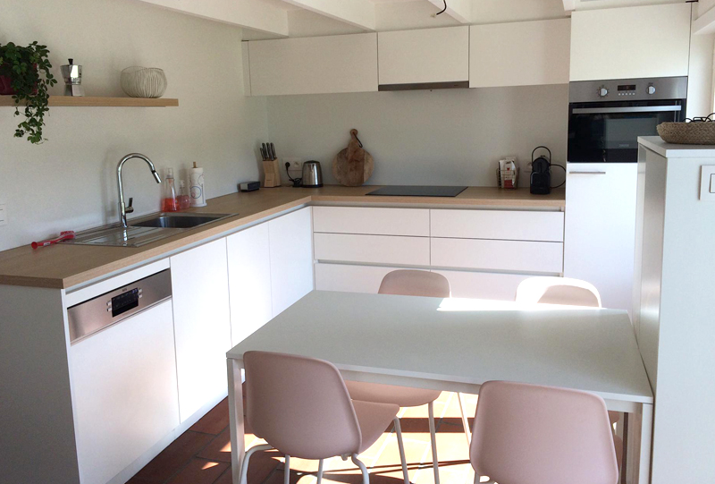 Witte keuken met houtkleurig werkblad