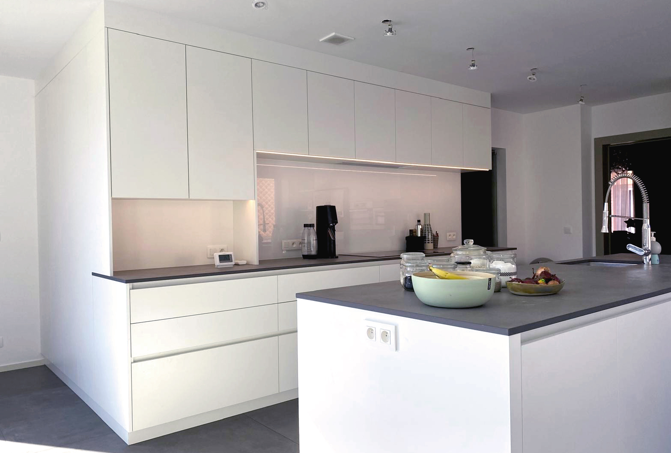 Moderne witte keuken